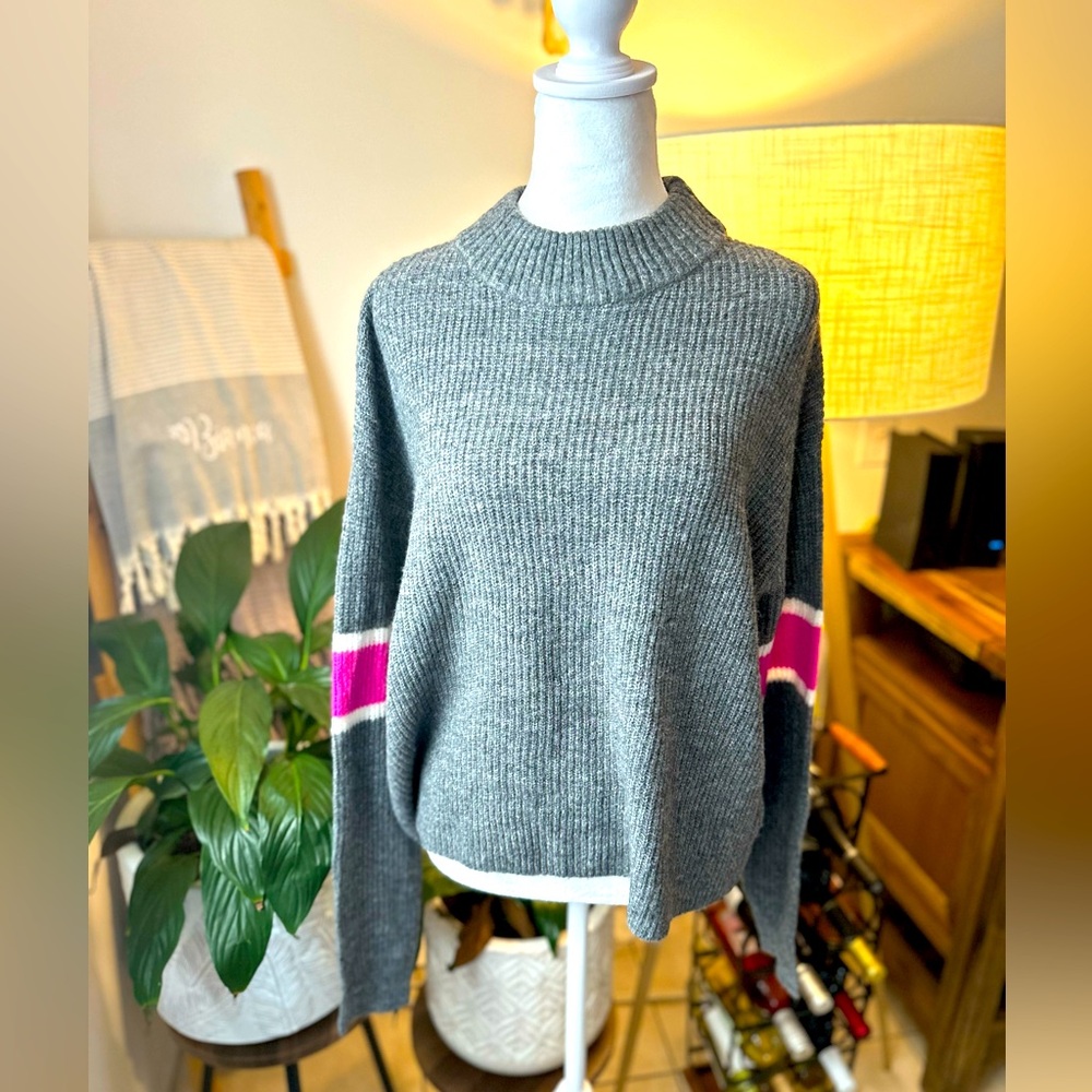 Pink arm stripe grey knit sweater